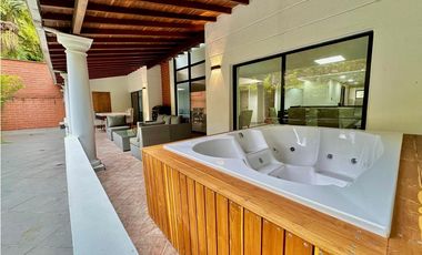 Hermosa Casa Amoblada en Arriendo Frente al Mall Amsterdam