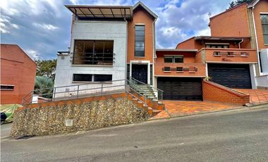 Hermosa Casa Amoblada en Arriendo Frente al Mall Amsterdam