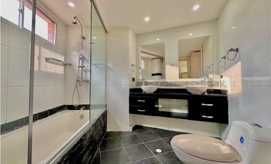 Hermosa Casa Amoblada en Arriendo Frente al Mall Amsterdam
