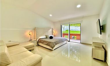 Hermosa Casa Amoblada en Arriendo Frente al Mall Amsterdam