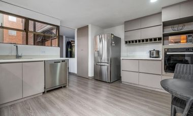 Apartamento en El Poblado, Medellín – Elegancia y Comodidad