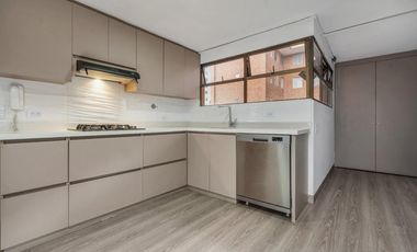 Apartamento en El Poblado, Medellín – Elegancia y Comodidad