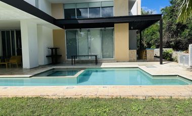 Casa en Venta en Yucatán Country Club, con vista al lago y  campo de Golf