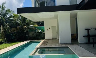 Casa en Venta en Yucatán Country Club, con vista al lago y  campo de Golf