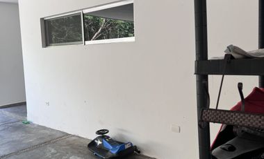 Casa en Venta en Yucatán Country Club, con vista al lago y  campo de Golf