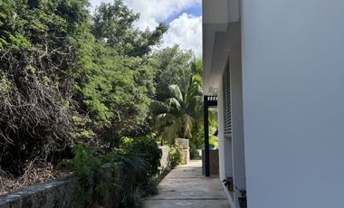Casa en Venta en Yucatán Country Club, con vista al lago y  campo de Golf