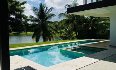 Casa en Venta en Yucatán Country Club, con vista al lago y  campo de Golf