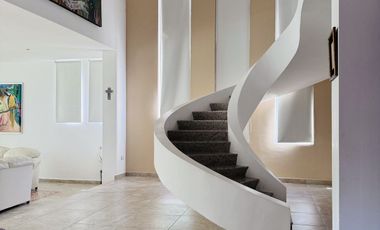 Casa en Venta en Yucatán Country Club, con vista al lago y  campo de Golf