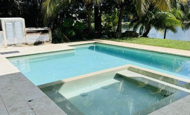 Casa en Venta en Yucatán Country Club, con vista al lago y  campo de Golf