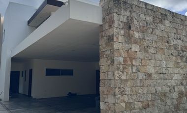 Casa en Venta en Yucatán Country Club, con vista al lago y  campo de Golf