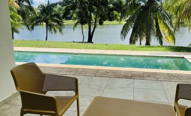 Casa en Venta en Yucatán Country Club, con vista al lago y  campo de Golf