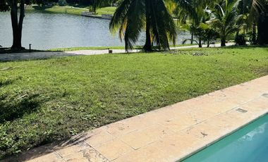 Casa en Venta en Yucatán Country Club, con vista al lago y  campo de Golf