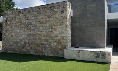 Casa en Venta en Yucatán Country Club, con vista al lago y  campo de Golf