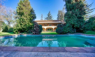 Arriendo de espectacular casa con gran terreno, Los Dominicos Antiguo