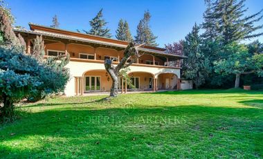 Arriendo de espectacular casa con gran terreno, Los Dominicos Antiguo