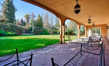 Arriendo de espectacular casa con gran terreno, Los Dominicos Antiguo