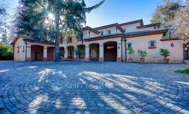 Arriendo de espectacular casa con gran terreno, Los Dominicos Antiguo