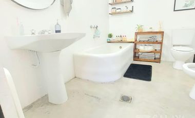 Venta PH con entrada independiente con cochera  y patio