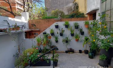 Venta PH con entrada independiente con cochera  y patio