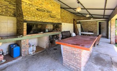 Terreno de 1.600 con quincho y casa en construcción, oportunidad