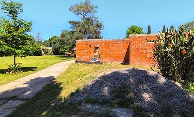 Terreno de 1.600 con quincho y casa en construcción, oportunidad