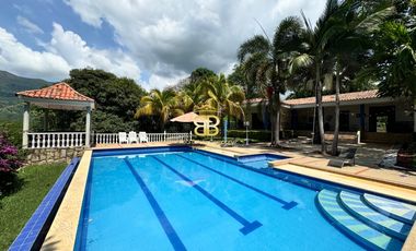 SE VENDE MAGNFICA  CASA EN FUSA CON PISCINA PRIVADA