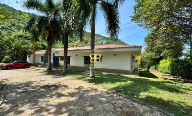 SE VENDE MAGNFICA  CASA EN FUSA CON PISCINA PRIVADA