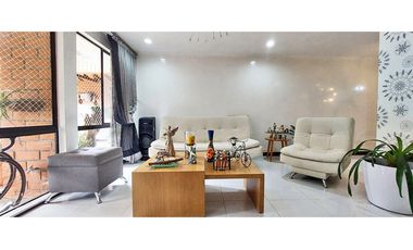 Vendo casa remodelada 3 pisos sector La Visitación, El Poblado