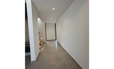 ESTRENA CASA DE 3 NIVELES EN UNIDAD ABIERTA RIONEGRO BARRO BLANCO