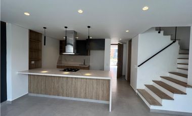 ESTRENA CASA DE 3 NIVELES EN UNIDAD ABIERTA RIONEGRO BARRO BLANCO