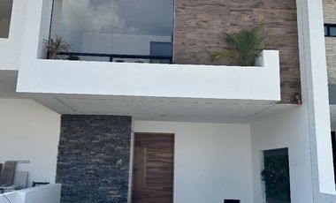 Casa en VENTA, dentro del Fracc. Cañadas del Bosque, Tres Marías, Morelia