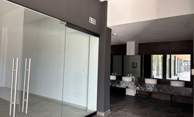 Locales comerciales en RENTA dentro de Plaza Patio Río en col. Félix Ireta
