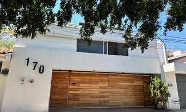 Casa en VENTA, a 1 cuadra de Av. Camelinas, Morelia.