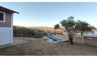 VENTA CASA CON PISCINA CARLOS PAZ LAGO AZUL