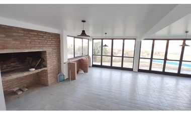 VENTA CASA CON PISCINA CARLOS PAZ LAGO AZUL