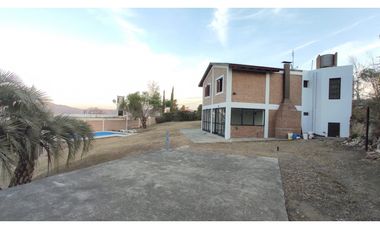 VENTA CASA CON PISCINA CARLOS PAZ LAGO AZUL