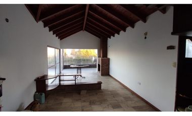 VENTA CASA CON PISCINA CARLOS PAZ LAGO AZUL