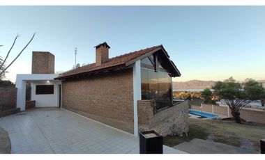 VENTA CASA CON PISCINA CARLOS PAZ LAGO AZUL