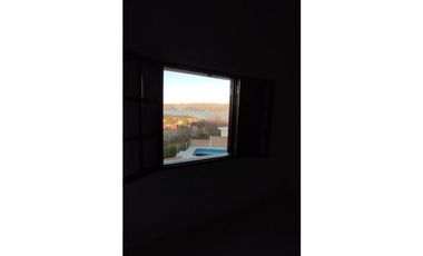 VENTA CASA CON PISCINA CARLOS PAZ LAGO AZUL