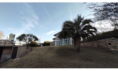 VENTA CASA CON PISCINA CARLOS PAZ LAGO AZUL