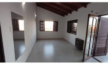 VENTA CASA CON PISCINA CARLOS PAZ LAGO AZUL