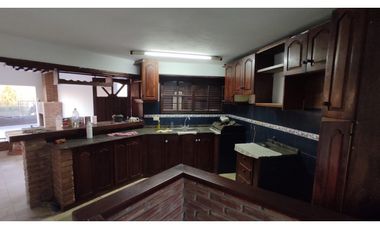 VENTA CASA CON PISCINA CARLOS PAZ LAGO AZUL