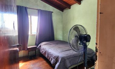 CUATRO INMUEBLES JUNTOS. CASA EN ESQUINA, GALPON CON DEPTO Y CASA DE TRES DORMITORIOS