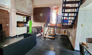 CUATRO INMUEBLES JUNTOS. CASA EN ESQUINA, GALPON CON DEPTO Y CASA DE TRES DORMITORIOS