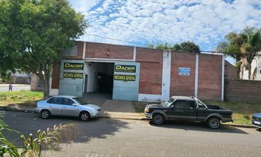 CUATRO INMUEBLES JUNTOS. CASA EN ESQUINA, GALPON CON DEPTO Y CASA DE TRES DORMITORIOS