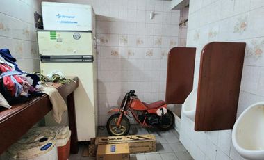 CUATRO INMUEBLES JUNTOS. CASA EN ESQUINA, GALPON CON DEPTO Y CASA DE TRES DORMITORIOS