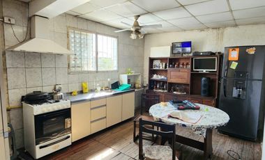 CUATRO INMUEBLES JUNTOS. CASA EN ESQUINA, GALPON CON DEPTO Y CASA DE TRES DORMITORIOS