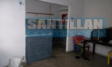 Casa 4 ambientes con garage cubierto y patio