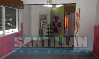 Casa 4 ambientes con garage cubierto y patio