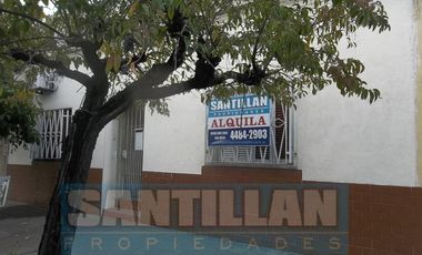 Casa 4 ambientes con garage cubierto y patio
